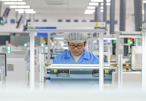 青島膠州智能車(chē)間生產(chǎn)忙，網(wǎng)絡(luò)技術(shù)服務(wù)賦能產(chǎn)業(yè)升級(jí)